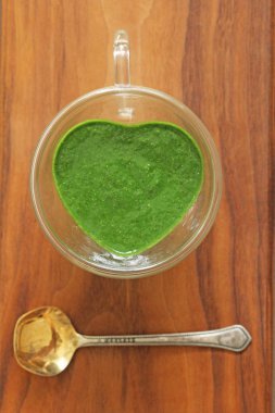 Ahşap arka planda ıspanak Smoothie. Meyve yeşil smoothies içinde 