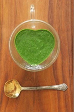 Ahşap arka planda ıspanak Smoothie. Meyve yeşil smoothies içinde 