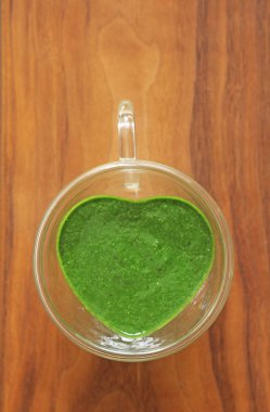 Ahşap arka planda ıspanak Smoothie. Meyve yeşil smoothies içinde 