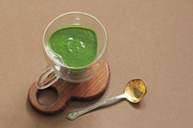 Ahşap arka planda ıspanak Smoothie. Meyve yeşil smoothies içinde 