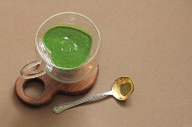 Ahşap arka planda ıspanak Smoothie. Meyve yeşil smoothies içinde 