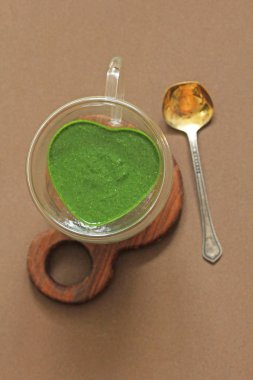 Ahşap arka planda ıspanak Smoothie. Meyve yeşil smoothies içinde 