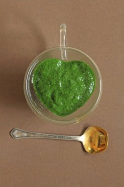 Ahşap arka planda ıspanak Smoothie. Meyve yeşil smoothies içinde 