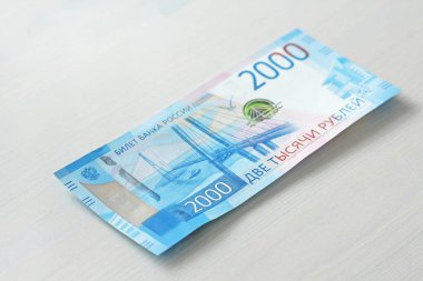 2000 bir banknot ile ruble. Yeni Rus banknot t
