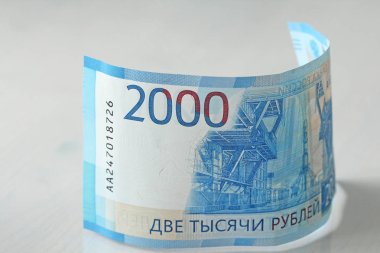 2000 bir banknot ile ruble. Yeni Rus banknot t