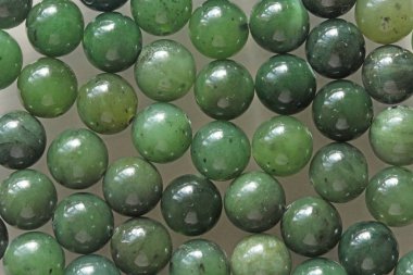 Doğal yeşil yeşim nefrite mineral taşları boncuk. Yeşil ve gras