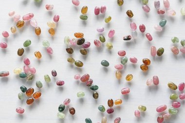 Turmalin. Doğal taş çok renkli Turmalin. Yeşil, Yello