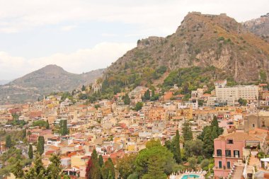 Taormina'nın Eski Kent'inin güzel manzarası. Terracotta Eski Anc