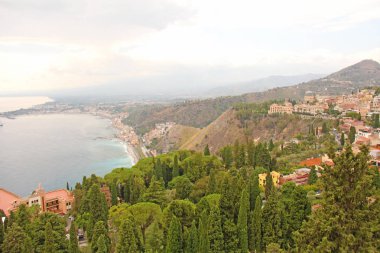 Denizin Güzel Manzara Manzarası, Yeşil Orman, Taormina'nın Eski T
