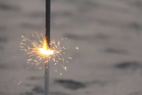 Big Bengal Lumières brûlent sur la plage, contre le backgrou — Photo