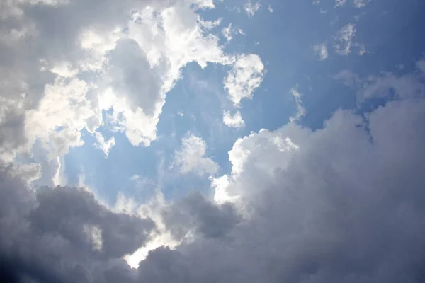 Cielo azul, nubes blancas y sol —  Fotos de Stock