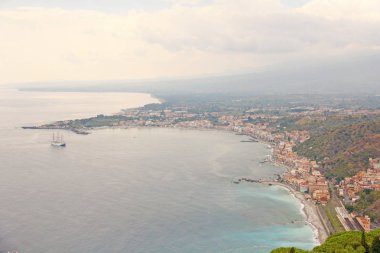 Denizin Güzel Manzara Manzarası, Yeşil Orman, Taormina'nın Eski T