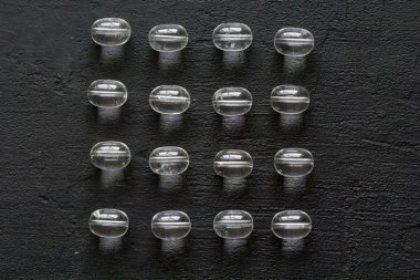 Taş rhinestone, kaya kristali. Doğal şeffaf taşlar yalan o