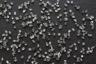 Siyah bir arka plan üzerinde dağınık elmas. Ham elmas ve minin
