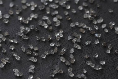 Siyah bir arka plan üzerinde dağınık elmas. Ham elmas ve minin