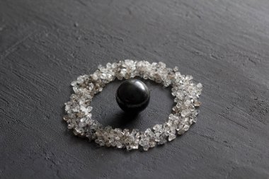 Siyah bir arka plan üzerinde dağınık elmas. Ham elmas ve minin