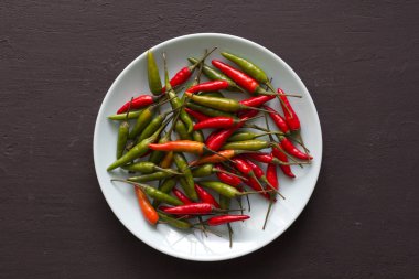 Kırmızı Acı Biber Siyah ve Koyu Modern Arka Plan veya Bla