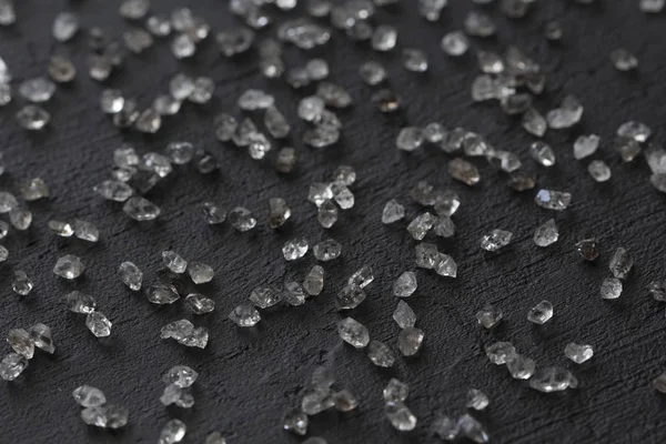 Siyah bir arka plan üzerinde dağınık elmas. Ham elmas ve minin