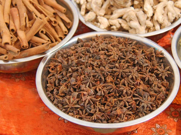 Badyan mı? Hint baharatları. Spices Hindistan piyasada satılmaktadır — Stok fotoğraf