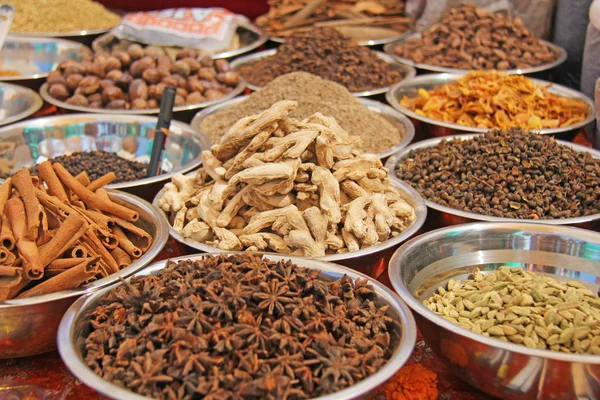 Hint baharatları. Spices Hindistan piyasada satılmaktadır. Badyan, cinn — Stok fotoğraf
