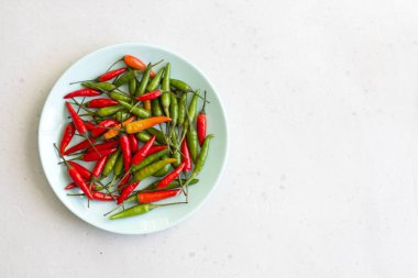 Kırmızı Acı Biber Modern Arka Plan veya Beyaz Masa, bir 