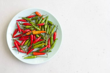 Kırmızı Acı Biber Modern Arka Plan veya Beyaz Masa, bir 