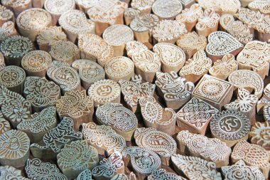 Ahşap pullar baskı blokları el zanaatkarlar tarafından Hindistan 'da oyulmuş. 