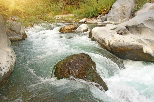 İtalya'da Mountain Rapid Nehri. Sicilya Adası, İtalya, Alcantara G