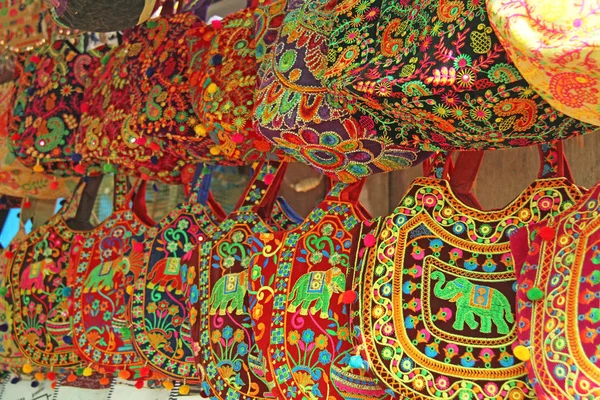 Brillante nazionale indiano borse colorate sono venduti nel mercato di ba — Foto Stock