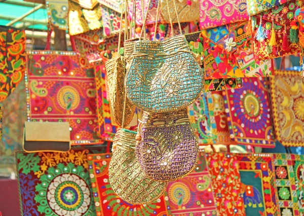 Bolsas de colores indios nacionales brillantes se venden en el mercado de ba —  Fotos de Stock