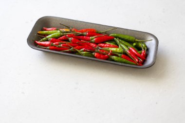 Kırmızı Acı Biber Beyaz Ve Açık Gri Modern Arka Plan 