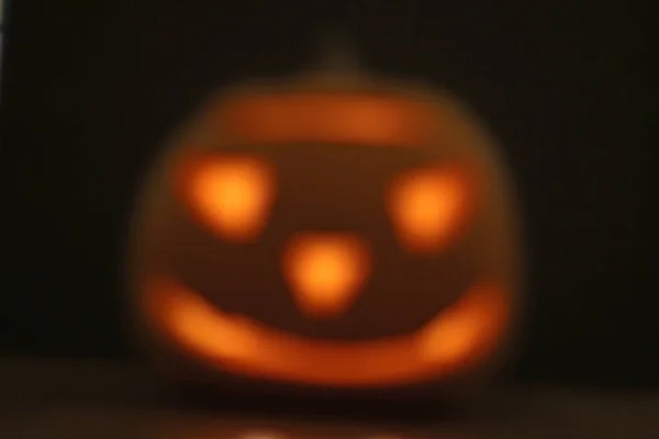 Fondo borroso. Desenfoque. Cabeza de calabazas de Halloween. Calabaza naranja — Foto de Stock