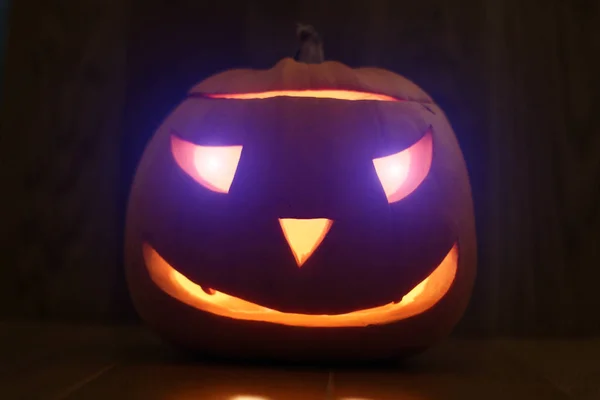 Tête de citrouille d'Halloween. Citrouille orange avec un sourire et un éclat — Photo