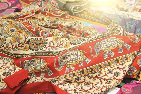 Ткань со слоном Индия. Красная восточная ткань с узором — стоковое фото