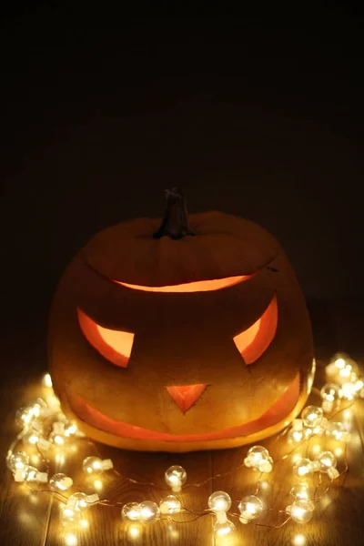 Cabeça de abóboras de Halloween. Abóbora laranja com um sorriso e brilhante — Fotografia de Stock