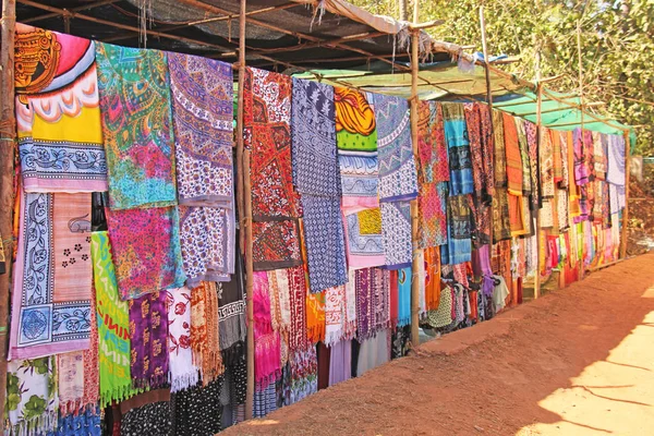 Telas de colores brillantes se venden en el mercado de bazar en la India, G —  Fotos de Stock