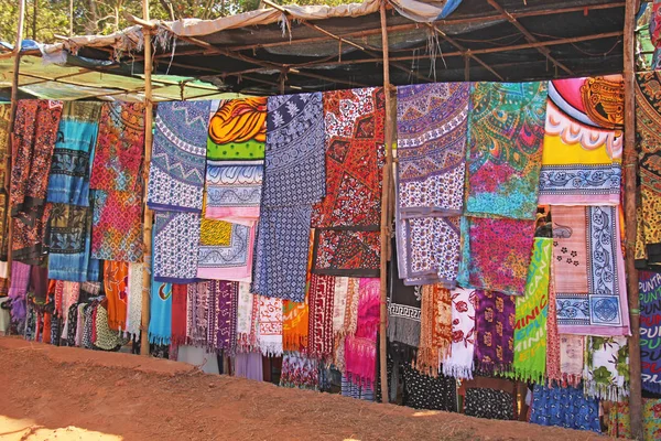 Luminosi tessuti colorati sono venduti nel mercato bazar in India, G — Foto Stock