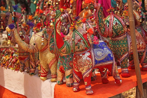 Figuras de elefantes de bordados de mão de têxteis. Lembrança de presente — Fotografia de Stock