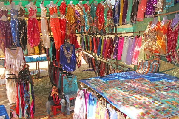 Indie, Goa. 24. ledna 2018. Žena prodává oblečení na — Stock fotografie