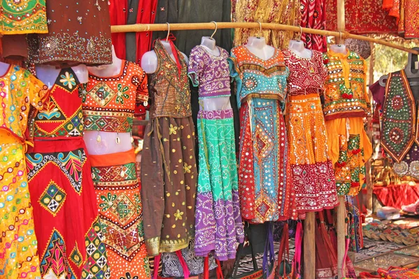 Sari ruházat India a nők számára. Bazár piac Indiában. Világos SAR- — Stock Fotó