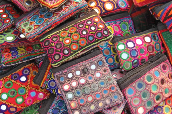 Monedero bolsos cosméticos son brillantes y coloridos con inserto de espejo —  Fotos de Stock
