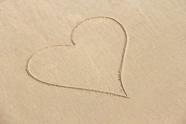 Kalp kuma boyanmış. Kopyalama alanı ile tasarım. Üst vi