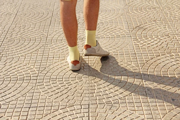 Pés Masculinos em Sapatos Leve e Meias Amarelas Vá ao longo da Estrada. Th... — Fotografia de Stock