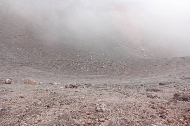 Etna Yanardağı. Siyah volkanik toprak ve Mount et kalın sis