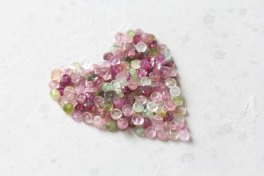 Kalp. Güzel kalp doğal taş Turmalin yapılmış. Kalp o