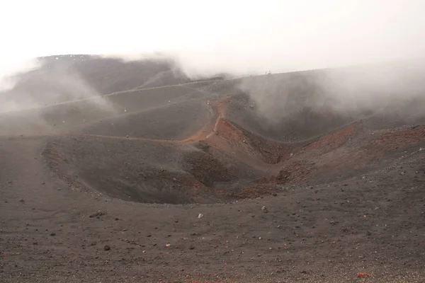 Il vulcano Etna. Il cratere vulcanico dell'Etna. Terra vulcanica nera , — Foto Stock