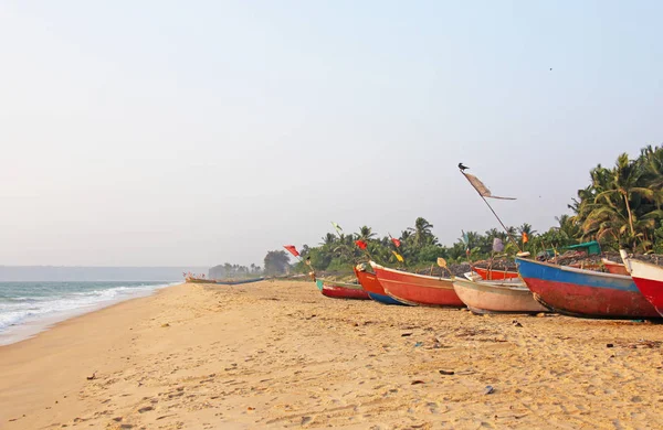 Lichte vissersboten staan op het zand in India, Goa. Multicolor — Stockfoto