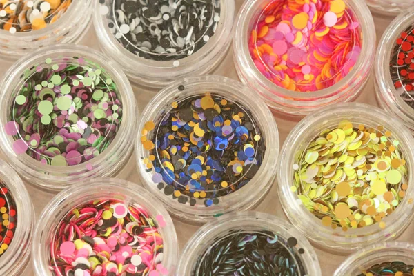 Lentejuelas multicolores para el diseño de clavos en un tarro. Glitter — Foto de Stock