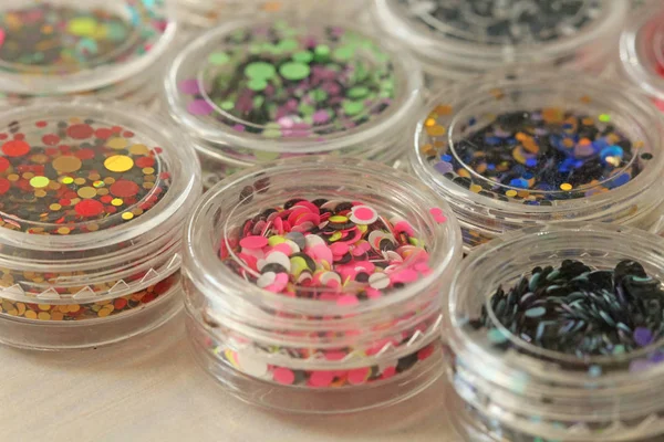 Lantejoulas multicoloridas para o design de pregos em um frasco. Glitter. — Fotografia de Stock