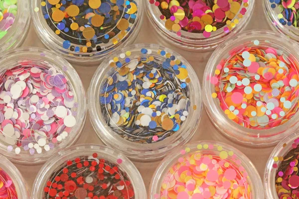 Paillettes multicolores pour la conception de clous dans un pot. Paillettes — Photo